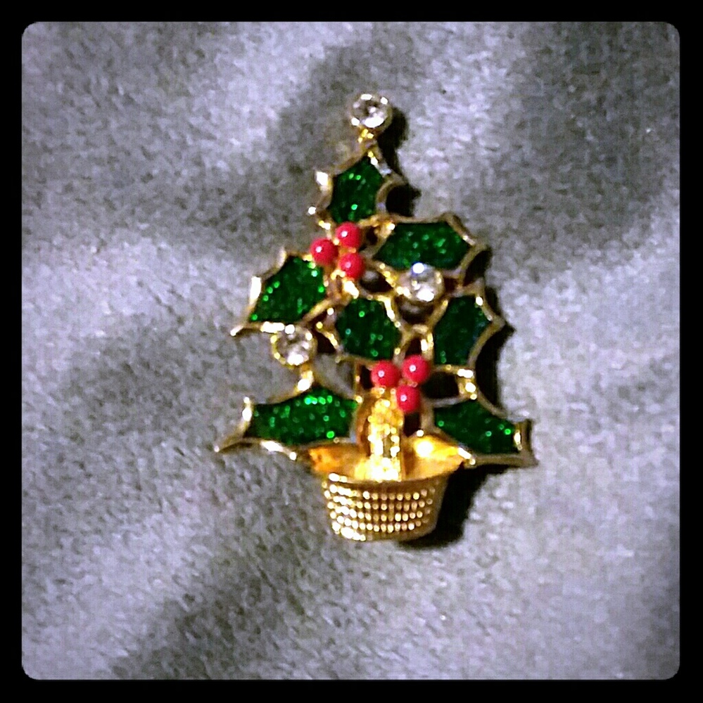 💝 Gold pin-holly/berries xmas tree pin - Picture 1 of 2